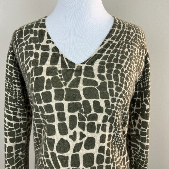 Neiman Marcus Sweater Women Medium 100% Cashmere Animal Print Long Sleeve V-Neck - Picture 2 of 9